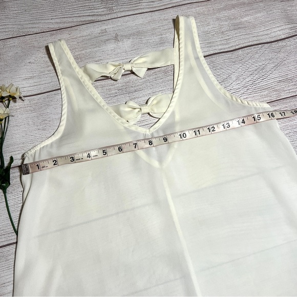 Everly V-Neck Bow Back Top - Picture 8 of 11